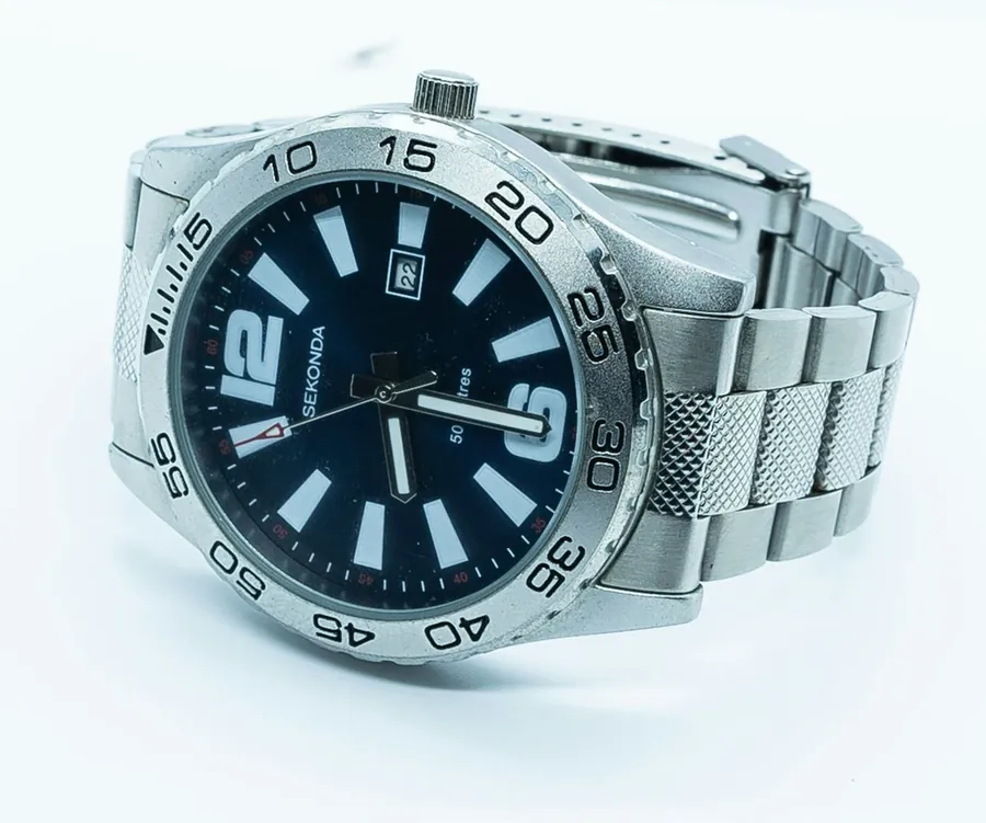 Veris Steel — a steel-bracelet YELM watch with a dive-style dial.