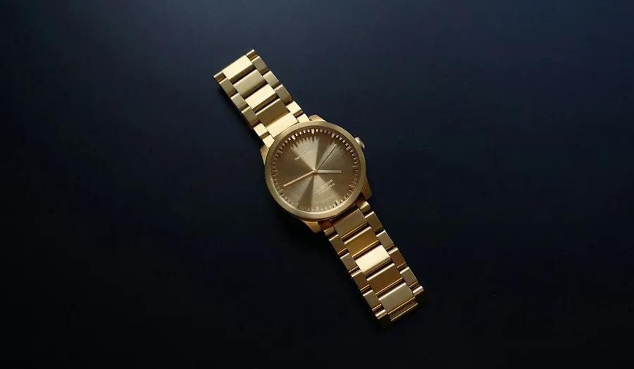Veris Two Tone — a gold-cased YELM watch on a gold bracelet.